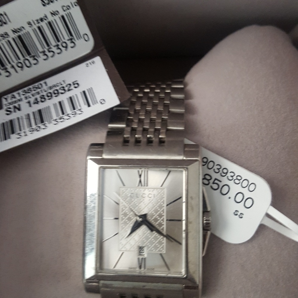 AUTHENTIC Gucci Women's G-Timeless YA13